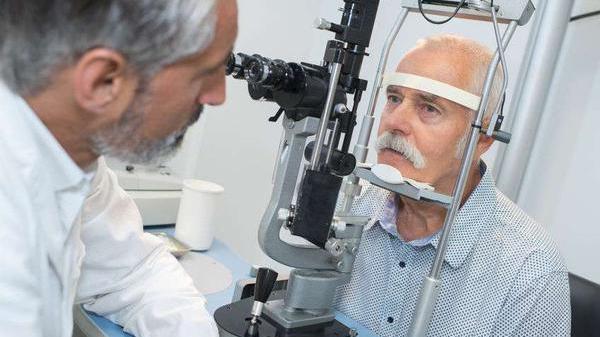 霍乱|老人眼睛出现这3种表现时，要及时检查，避免白内障找上门