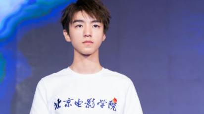 易烊千玺|粉丝开撕互揭黑料，易烊千玺王俊凯陷舆论风波，教育公信度受质疑