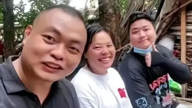 全红婵|全红婵出镜，15岁就有大长腿，发文太逗了！哥哥晒照，爷爷爸爸都亮相