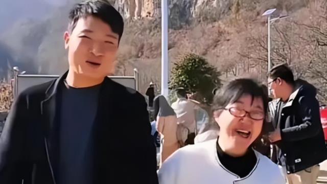 余秀华|余秀华称自己被人污蔑，黑她的都是她子孙，网友：真把自己当盘菜