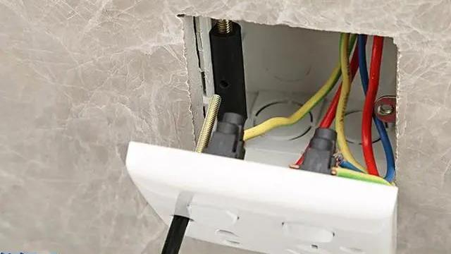 插座底盒损坏怎么办？方法简单，自己用一个小铁棍就能轻松搞定！