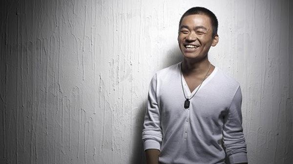 王宝强|整容了？40岁王宝强模样大变，戴金框眼镜配白衬衫，越来越像汪小菲