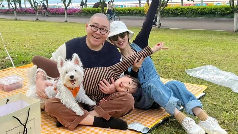 郝劭文|郝劭文新婚妻子大秀好身材！背心短裤穿背心短裤曲线完美，不像7岁孩子的妈