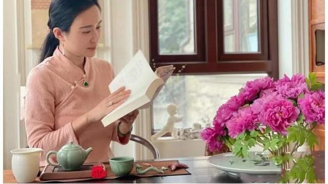 杨洋|张纪中夫妇合体直播，小31岁美娇妻否认为钱嫁老头：不喜欢同龄人