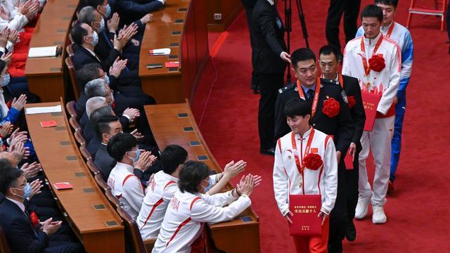 韩聪|冬奥表彰大会现场！韩聪身架15枚奖牌，谷爱凌的人气最旺