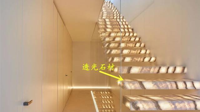 别墅楼梯不现浇，透光石材嵌在墙体悬空做踏板，一步一发光，漂亮