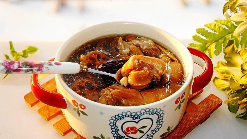 冬天，女人别管多忙，这汤隔三差五煮一锅，皮肤光滑不显老