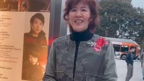 郎朗|郎朗一家三口亮相红毯，吉娜与婆婆亲昵搂抱，腰身仿佛只有婆婆巴掌大