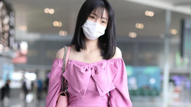 柳岩|柳岩的衬衫装太撩人了，咋高调咋穿挺减龄的，真不像40岁的女人