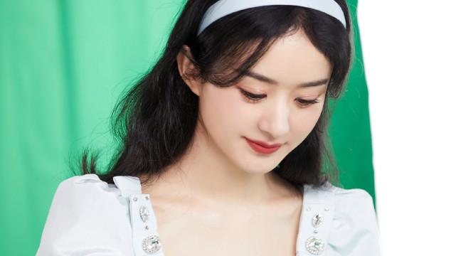 赵丽颖|赵丽颖直播造型才真封神！穿低V字领裙俏皮又少女，终于彻底翻身了