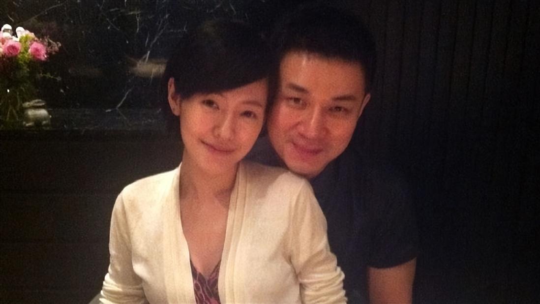 小S|具俊晔在台湾夜店演出，大S因为带孩子缺席，小S上台激情拥抱姐夫