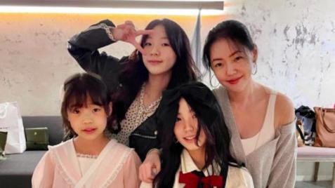 小S|小S被女儿气哭！老大老二“下跪”她吓坏，三人相拥泪崩