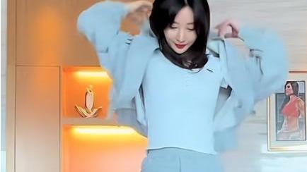 柳岩|41岁柳岩分享近照，在健身房跳舞，穿超短裙大秀身材