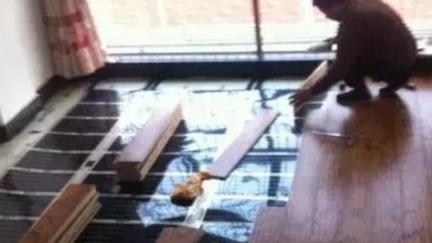 头一次见有人在瓷砖上铺地板，太聪明了，看完才知家里装错了