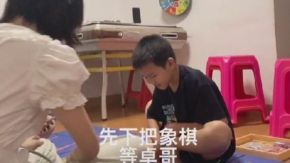 老明星|孙卓姐弟周末下棋，孙辉叫哥哥好亲切，卓妈模仿猩猩走路太逗笑