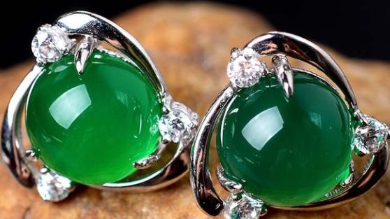 玉髓|最早出现的一种玉石，堪称翡翠的“平替”，不同的色彩有着不同的传奇故事！