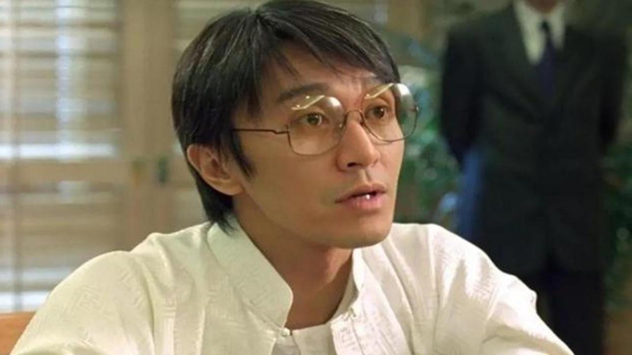 周星驰|何人罩着周星驰？势力大到不怕向华强“封杀”，公然与向太对立