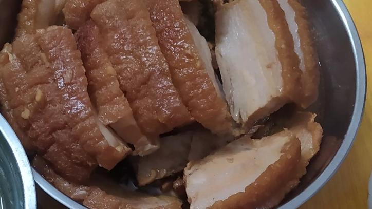 女孩|女孩跟男友回家过年，看到桌上菜，要分手：谁家过年用铁盆盛菜？