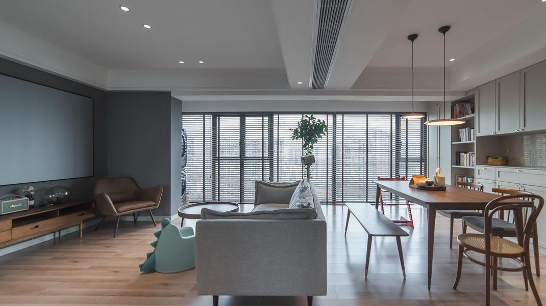 喜欢旅行的业主，特意选择超大落地窗，在家就能享受绝美的风景