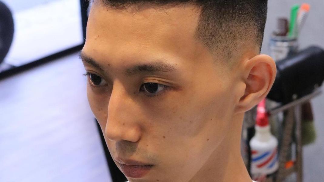 烫发 别总剪油头了，这几种更帅气，精神有型又不油腻