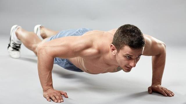 食管炎|男性睡前每天坚持做20个俯卧撑，或许这3个好事来到你身边