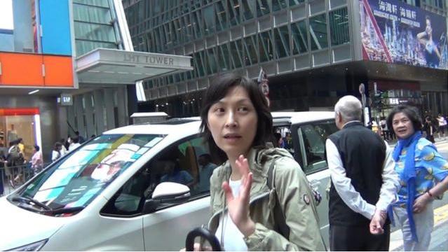 穿衣搭配 郭蔼明哪像53的女人？清爽短发搭休闲装，纯素颜也难掩骨子里的美
