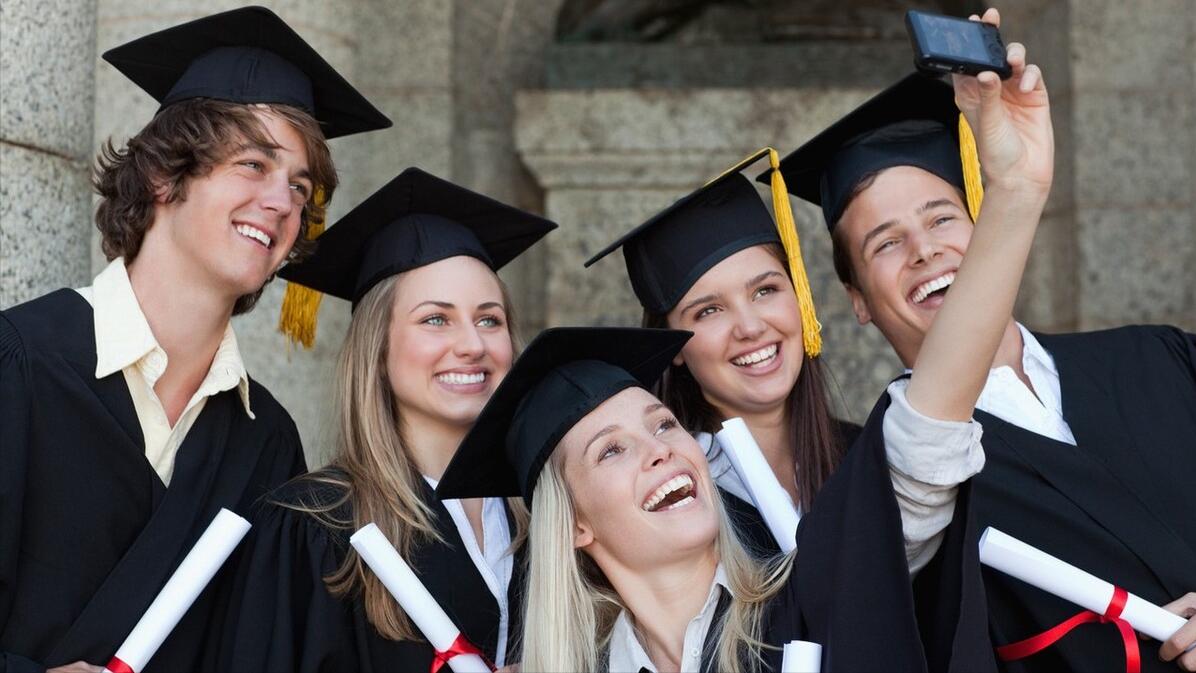 高校|985、211毕业生真的好就业吗？