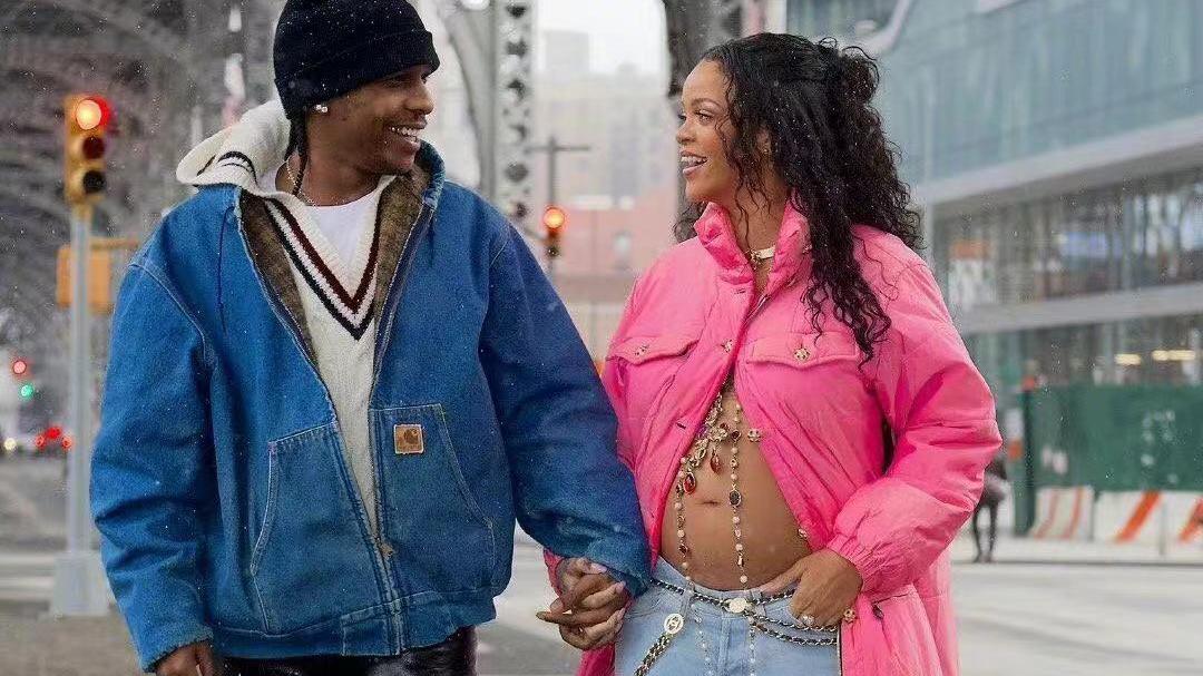 蕾哈娜|蕾哈娜曝低调生娃！产前掀孕妇时尚，目睹孩子的爸被警方逮捕