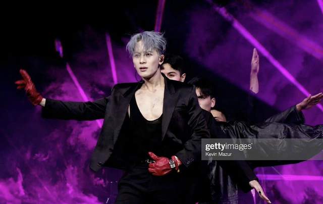 王嘉尔|王嘉尔舞台现场脱衣秀肌肉，网友称其为“内娱男菩萨”