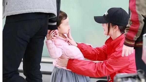 杨幂|杨幂和女儿小糯米的温馨互动：母女相约去玩，感情超好打脸黑粉