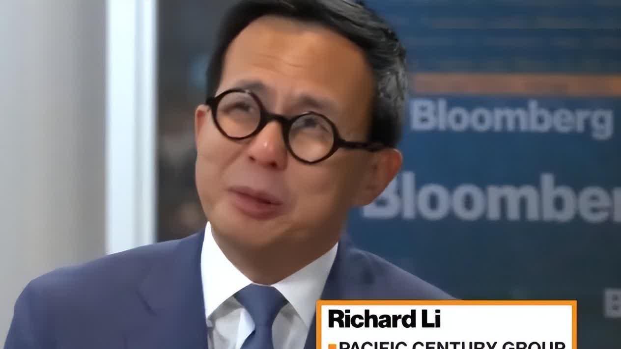 李泽楷近照发福明显, 脸部略显小胖, 整个人精神状态极佳