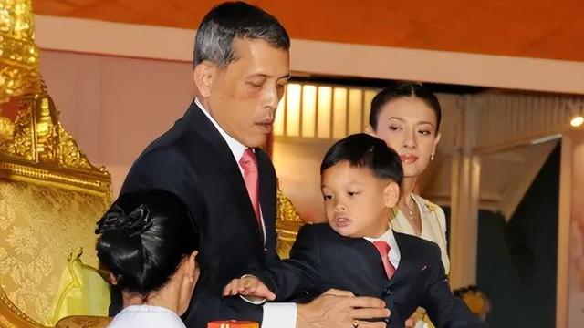 西拉米|提帮功晒出储妃公益近照，颜值轮廓精致如初，形体俱佳人美心善