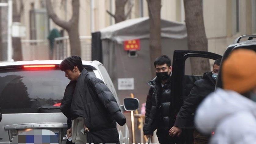 赵丽颖|春晚彩排赵丽颖穿运动装、戴围巾挺厚实，李宇春不怕冻穿大衣好酷