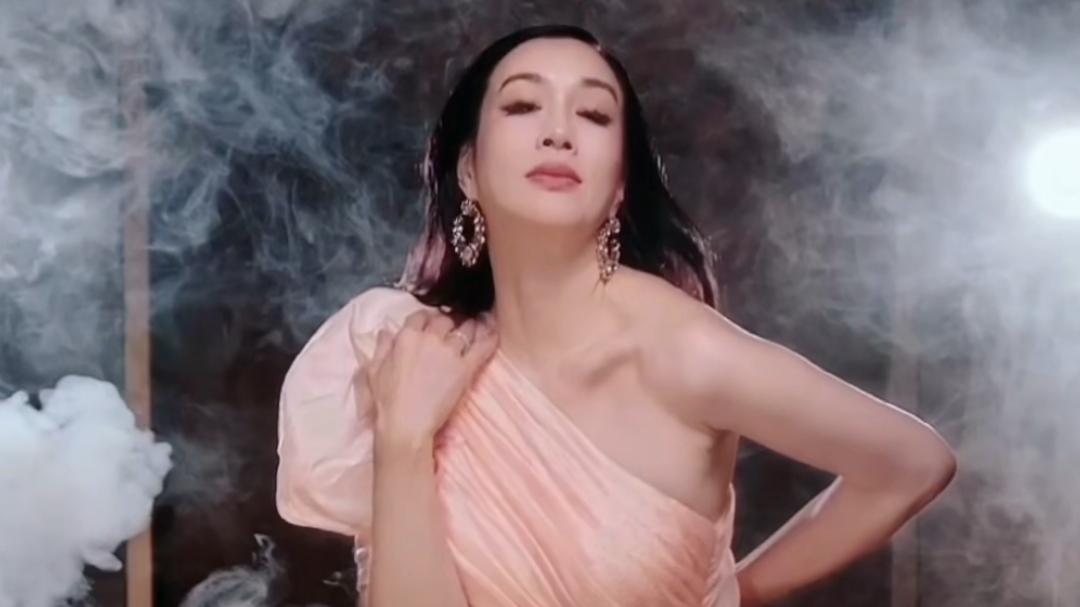 平淡生活|钟丽缇一家四口跳舞，穿粉色背带裤太减龄，网友：优雅老去不好么