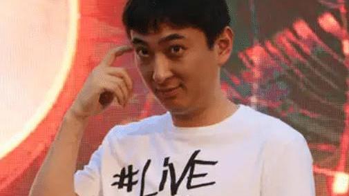 王思聪|王思聪带三位美女吃火锅，霸气搂住对方肩膀，女生光腿造型太抢眼