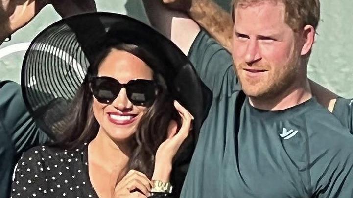 欧美明星|受不了了！哈里梅根又撒狗粮，当众亲亲，也太恩爱了吧！