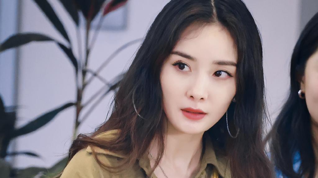 杨幂|杨幂《花少3》路透曝光！后面的赵今麦太显眼了，颜值对比有差距