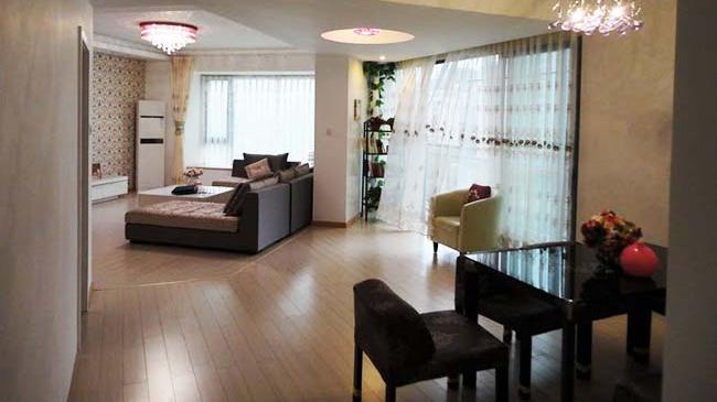 忍不住晒晒朋友新婚房，户型奇葩就算了，阳台只有一条缝那么大！