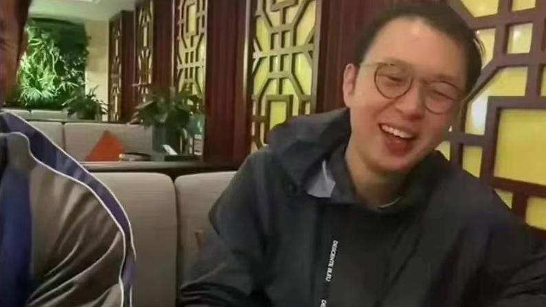 化妆品 34岁杜海涛近照曝光，瘦一大圈笑容憨厚，发际线后移被嘲秃了