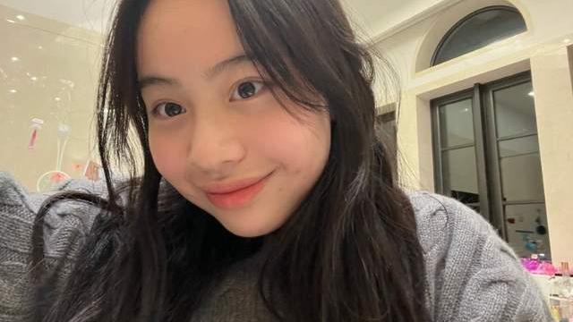 易烊千玺|刘銮雄甘比大女儿罕有分享近照！浓眉大眼模样清纯，身家已超10亿