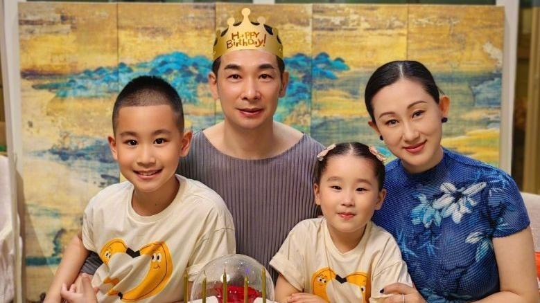 赵文卓|赵文卓晒50岁庆生照，大女儿发长文感恩父母，一家人切蛋糕好温馨