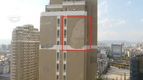 “以为地震了”，一居民楼外墙瓷砖大面积脱落，砸中楼下咖啡厅！