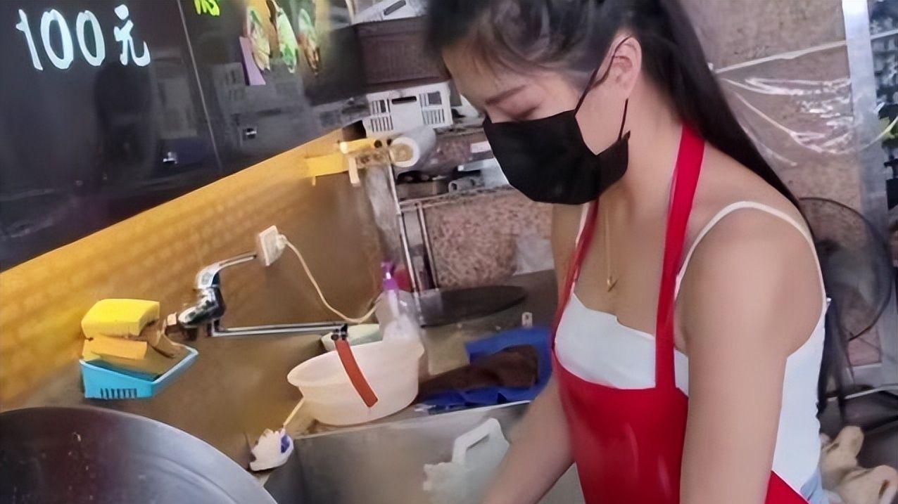 西施|21岁“鹅肉西施”走红，衣着清凉引众人围观，网友：主要味道好吃