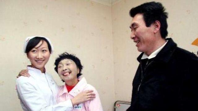 黄磊|马玉琴夫妇翻车？曾因无法生育闹离婚，现牙齿掉光还要啃骨头赚钱