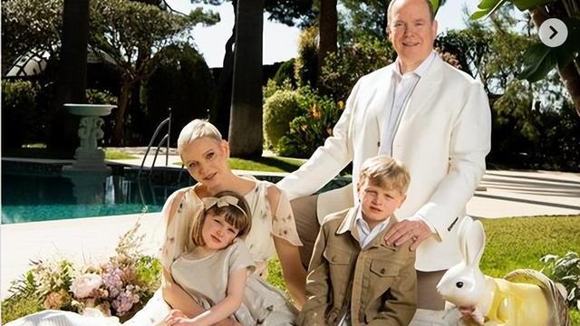 夏琳|阿尔贝二世和夏琳王妃恩爱现身破谣言？专家：身体语言格外诚实