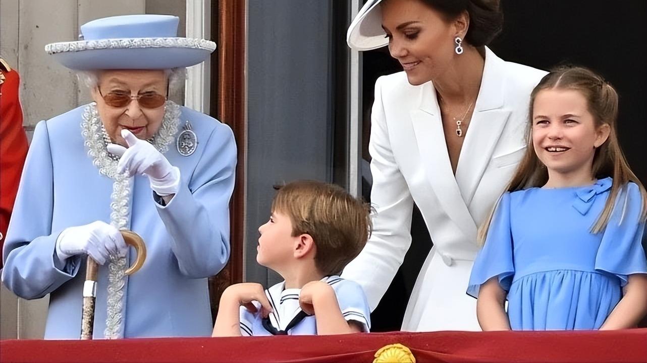 夏洛|莉莉小公主1岁官方生日照来啦！皮肤白皙长得像哈里，不输夏洛特