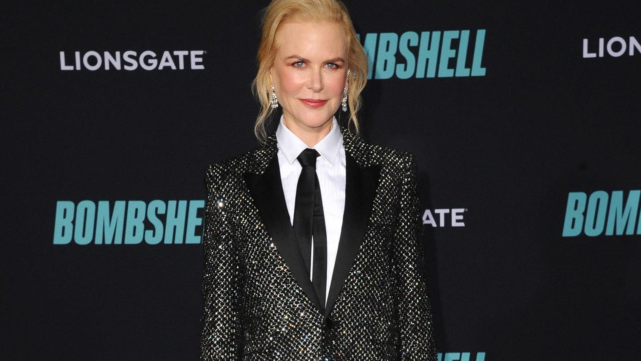 妮可·基德曼|莎莉赛隆同框妮可基德曼下狠手，长裙剪成超短裙，晚装开深V好拼