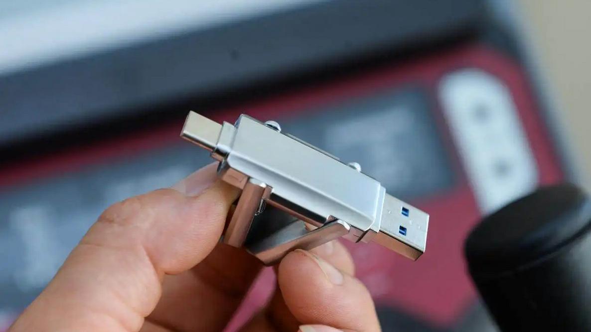 固态硬盘|高速固态U盘来了！体积小巧+性能直翻3倍，你爱了吗？