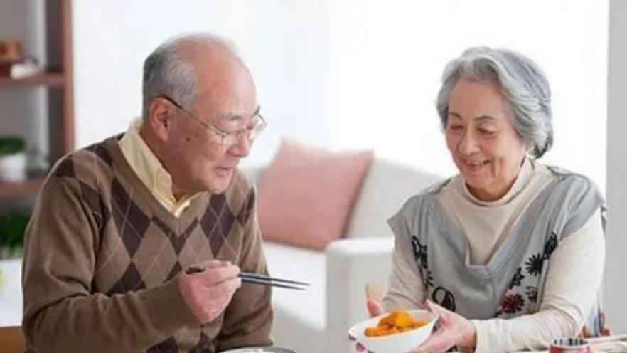 运动|早上空腹喝水，比不吃早饭还伤身？起床后按序做4事，延年又益寿