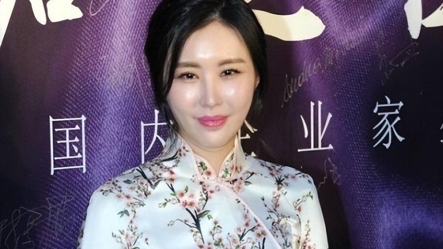 田朴珺|田朴珺真懂得扮嫩，穿开叉旗袍挺有韵味，难怪能被大30岁王石宠爱